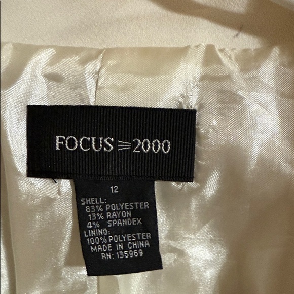 Focus 2000 Cream Blazer - Picture 2 of 4